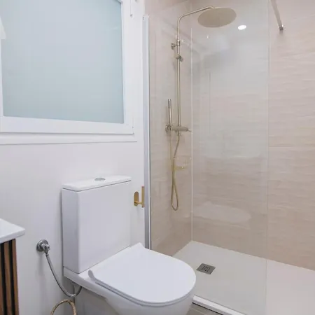 Acogedor Con Jardin En 3 دينايا